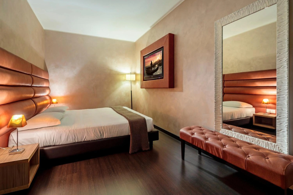 Base Hotel — 4