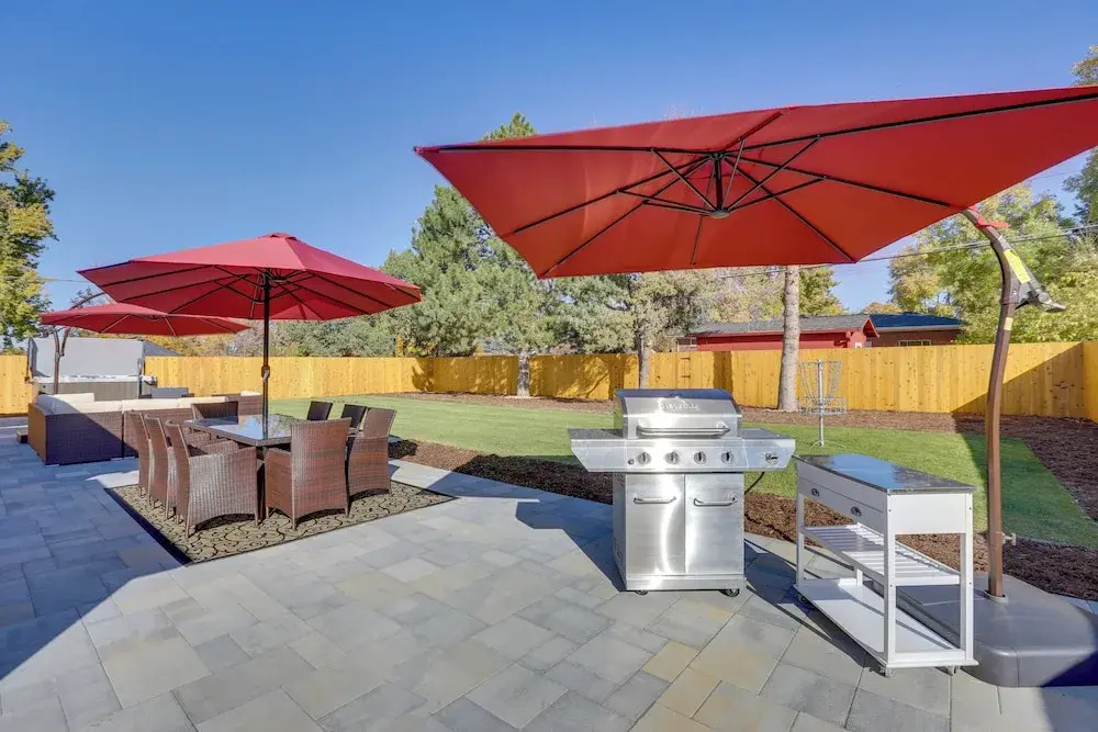 Private Hot Tub & Sauna: Saulsbury Guest House
