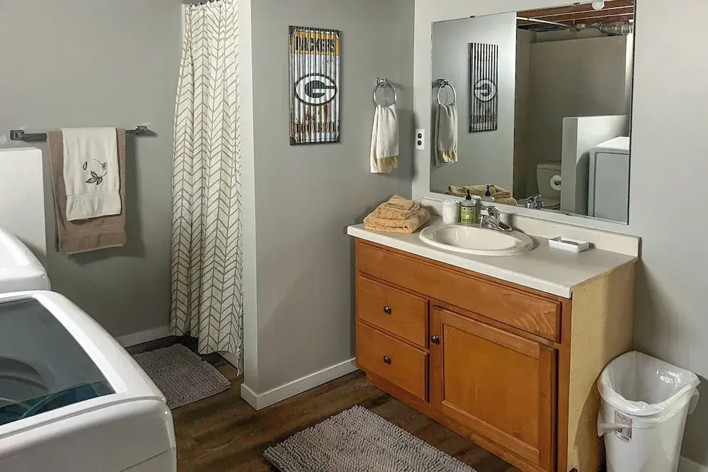 < 1 Mi to Lambeau Field: Green Bay Home w/ Grill!