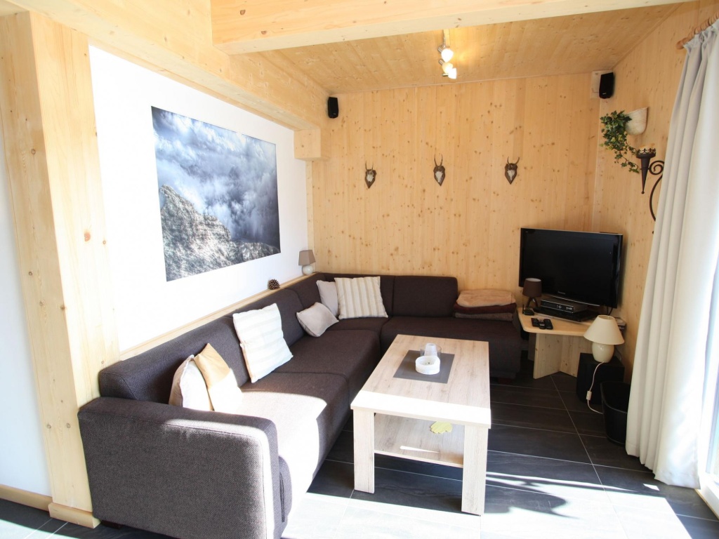 Lavish Wooded Chalet with Sauna & bubble bath in Hohentauern