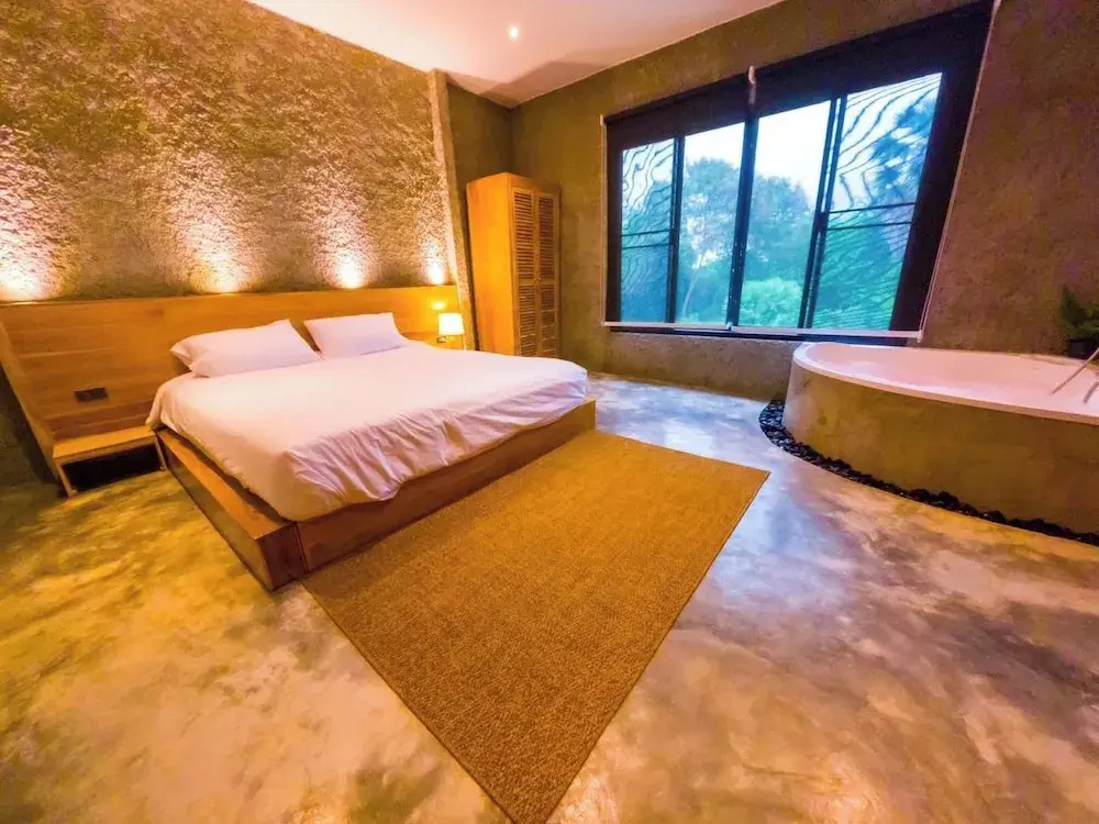 R Resident Resort