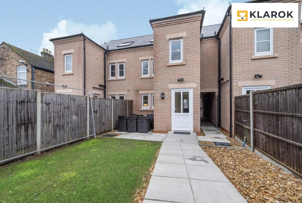 LONG STAYS 25pct OFF - Spacious 4Bed - BT Sports-Parking By Klarok Short Lets & Serviced Accommodation