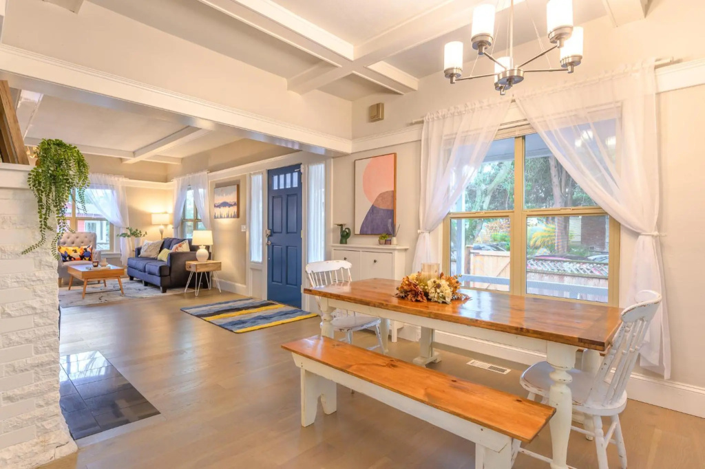 U-District elegant home with 4 FREE parking space, Good for family, EV or RV traveller