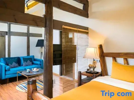 Suite with courtyard view