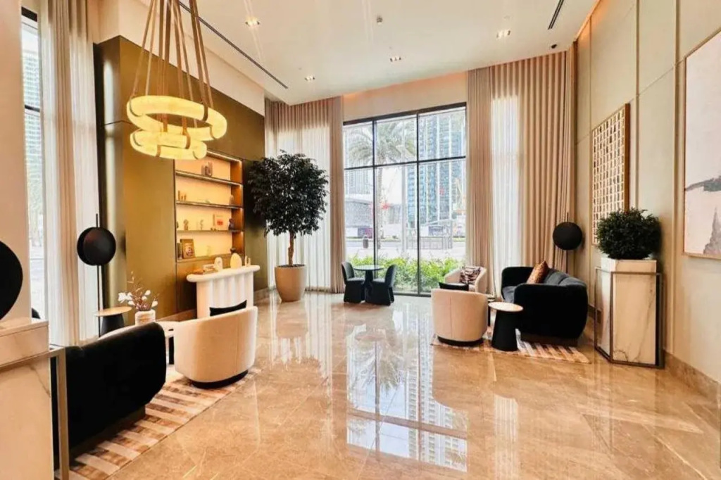 Luxury 1-Bedroom Apartment At Burj Crown. — фото