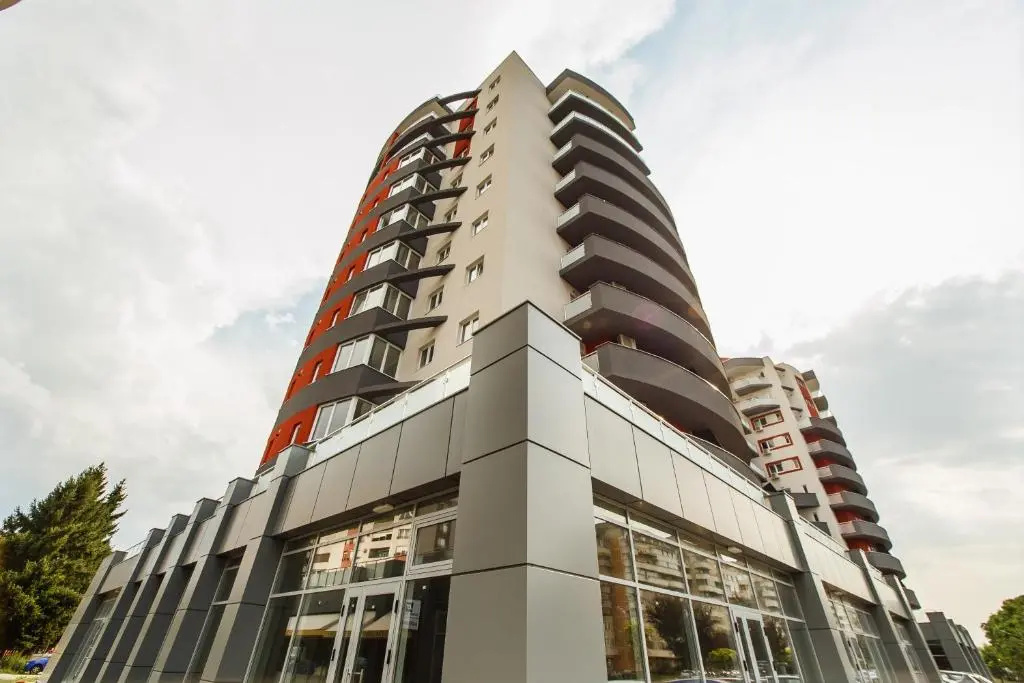 Spacious & Bright 2 bedroom Central Apartment