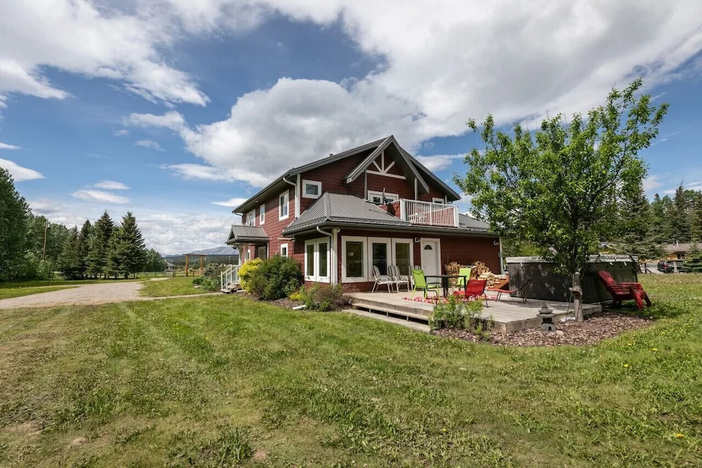 Luxurious 5-Br Acreage | Year-Round Heated Pool & Hottub | Mtn View | Pool Table