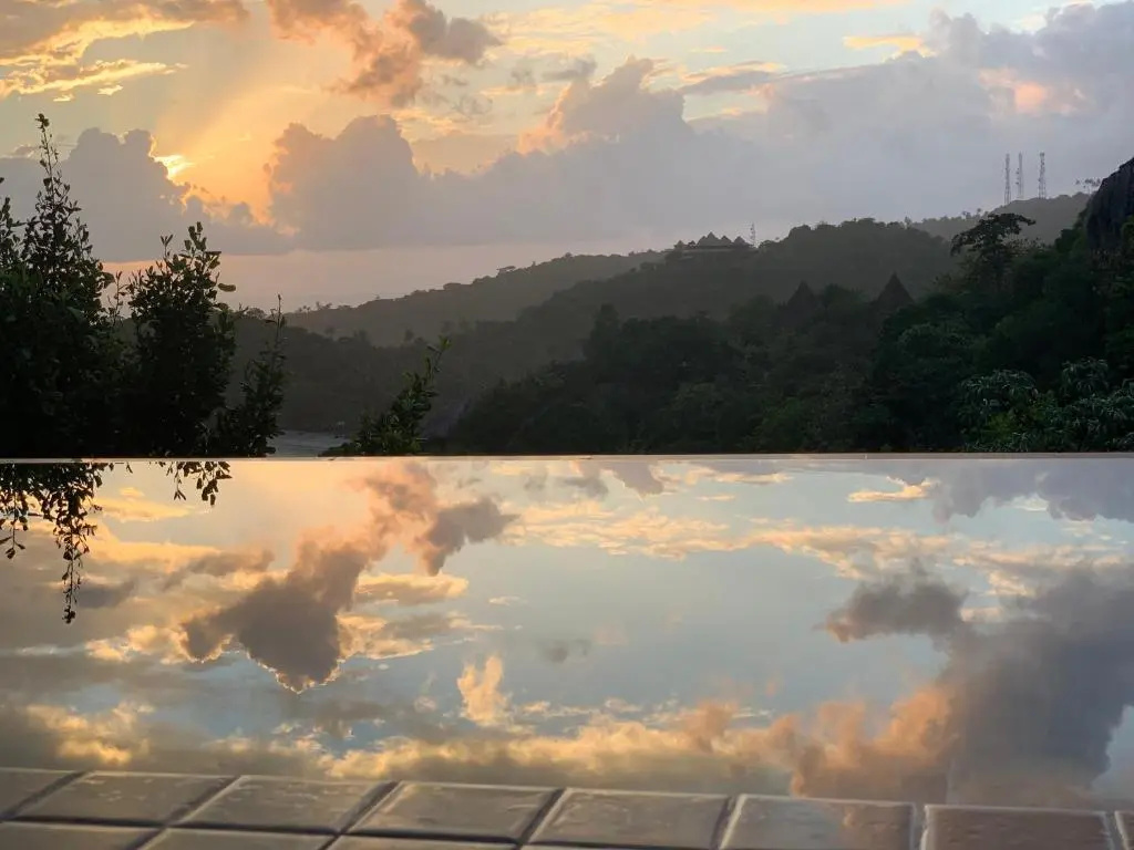 三層別墅,帶有陽台和海景,附設單人床