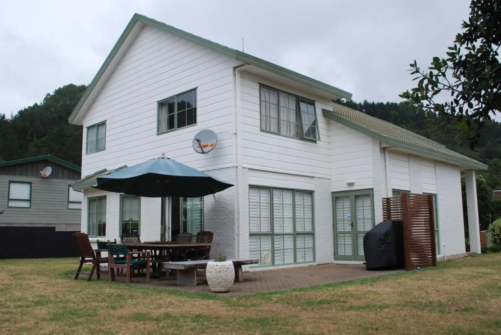 Kiwi Kuta with direct beach access - Matarangi Holiday Home