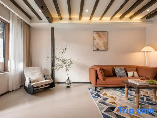 Golden Sunset CloudPeak Family Time Villa Resort, Xixiangyuan, Baisha Ancient Town in Lijiang