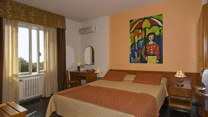 Business Double room with balcony (full double bed)