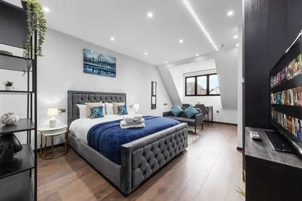 Stylish King Size Bed Studio Near Central London — фото