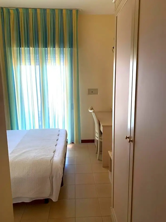 Small Double room (full double bed)