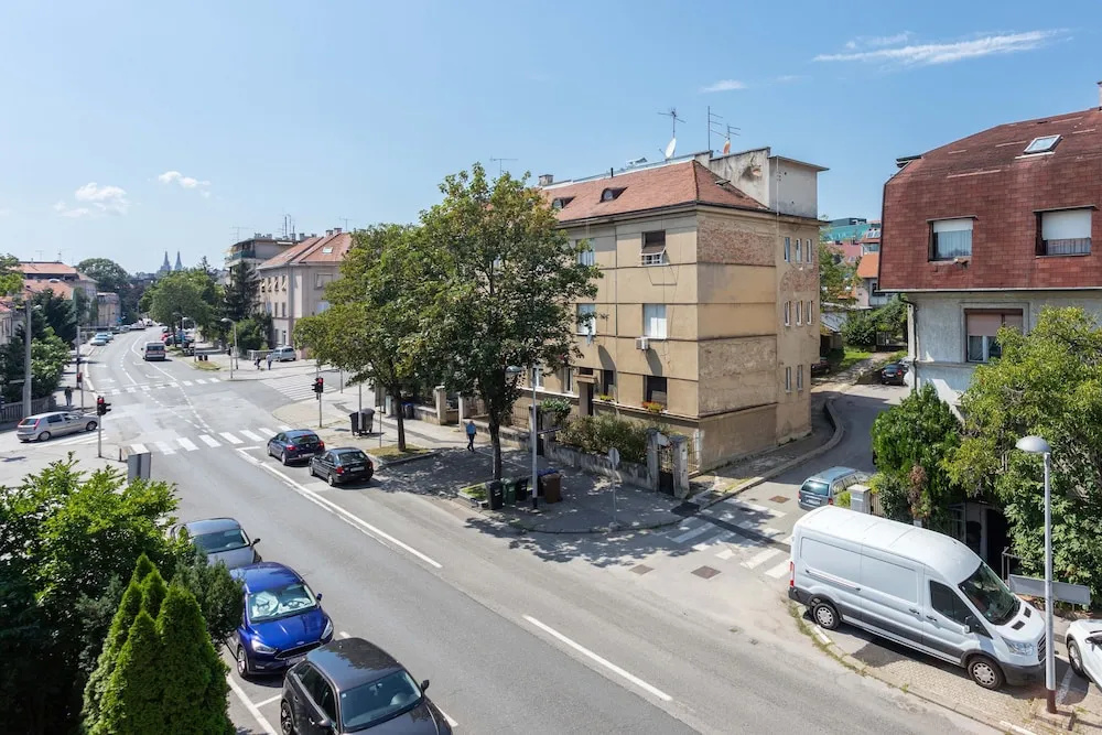 Bright and Cozy Duplex Near City Center
