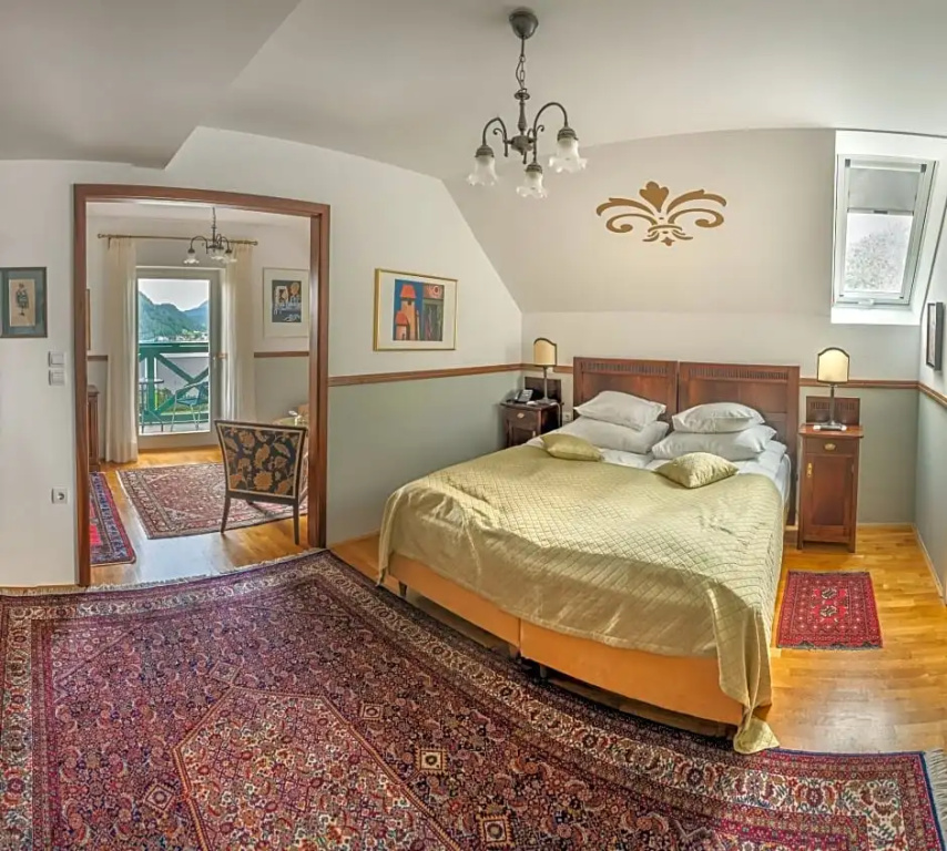 Double Suite with balcony and with lake view (full double bed)