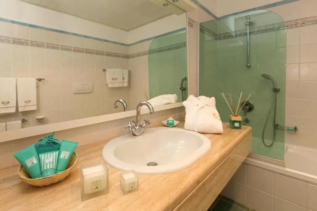 Standard Triple room with sea view