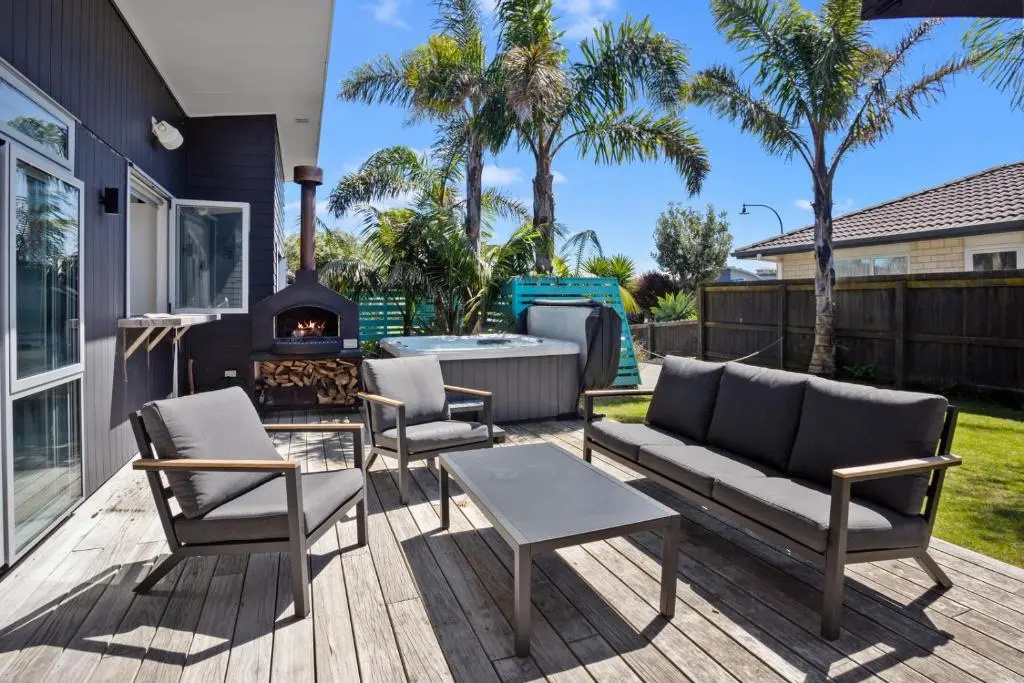 Gibson's Garage - Waihi Beach Holiday Home