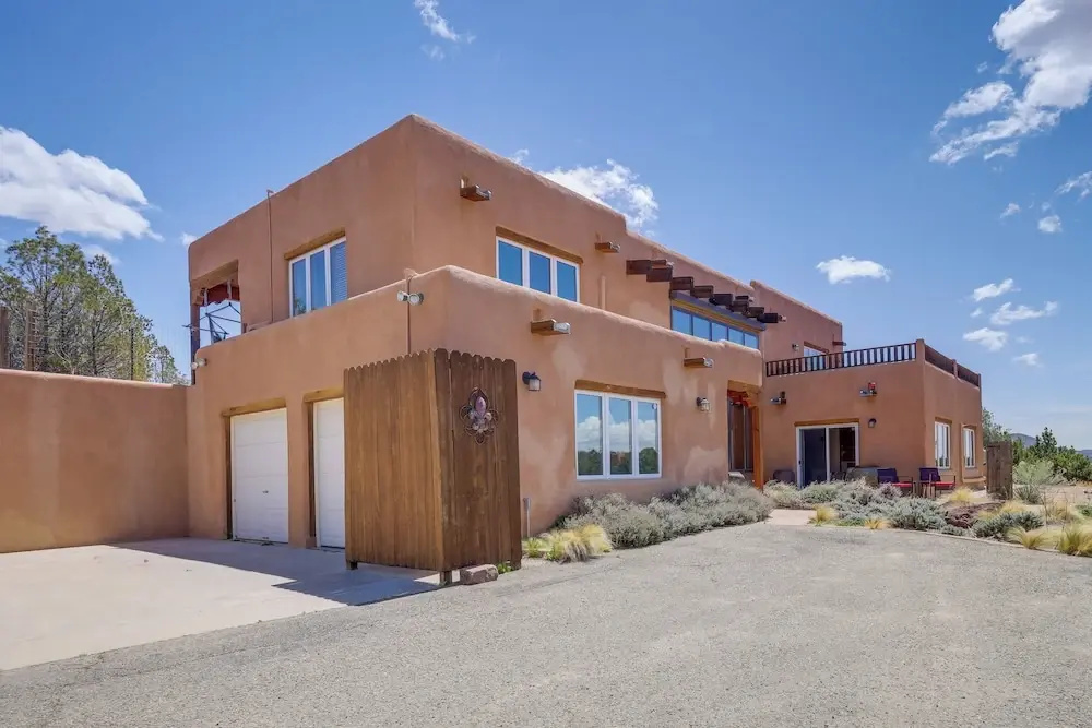 Casa al Reves Pueblo-style House With Views!