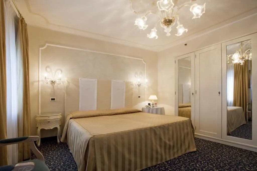 Classic Double room with canal view (full double bed)