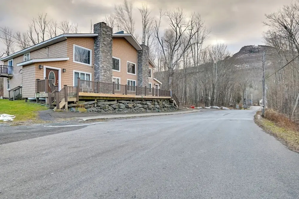 Walk to Hunter Village! Family Ski Retreat w/ Deck