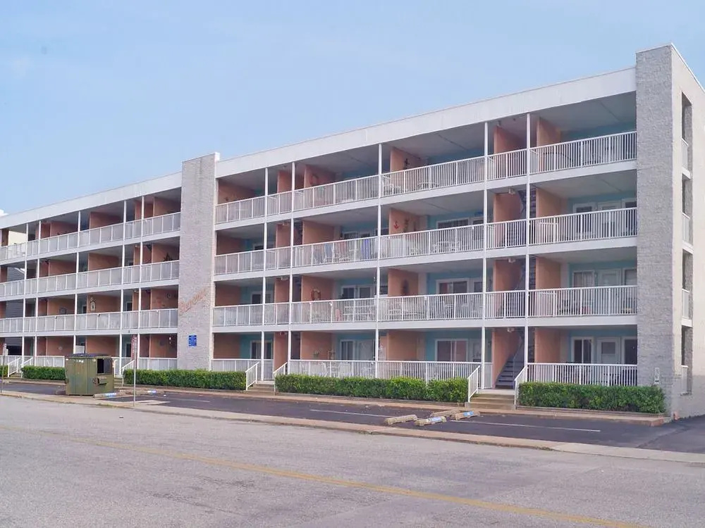 Severn I 208 3 Br condo by RedAwning