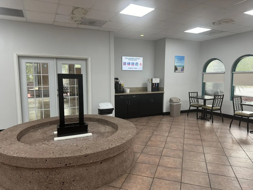 Days Inn & Suites By Wyndham Savannah Gateway/I-95 And 204