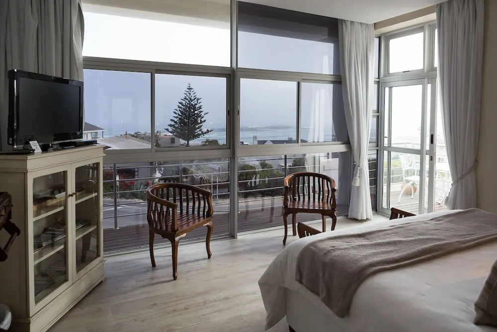 標準四人家庭房，海景雙人床