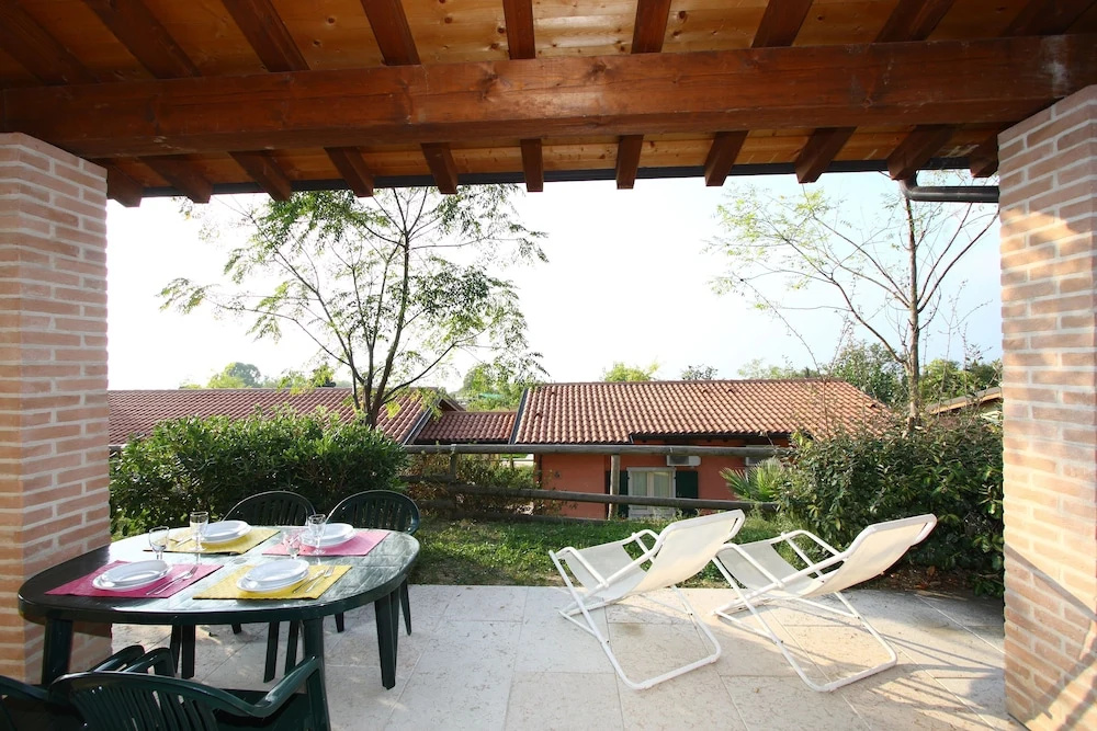 2 Bedrooms Bungalow