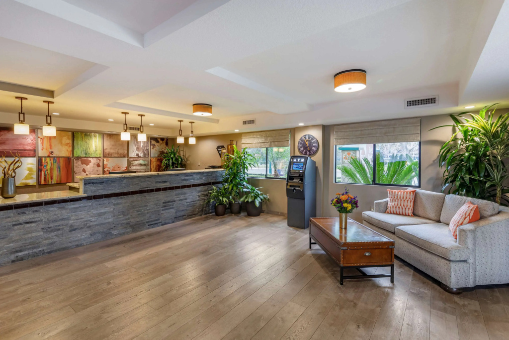 Lobby & Reception