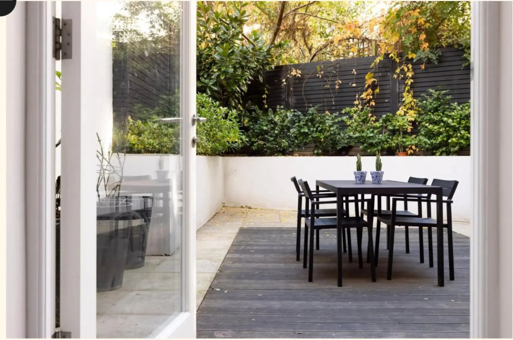 Homely and Chic 2 Bed Apartment with Garden Patio