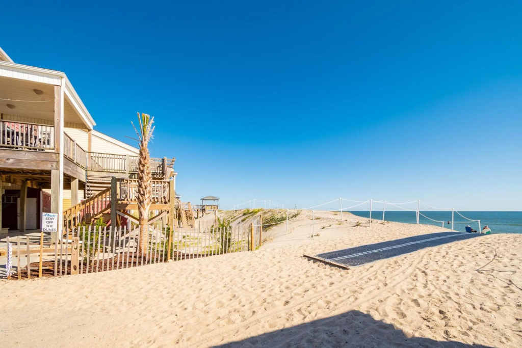 A Villa Roja by Oak Island Accommodations