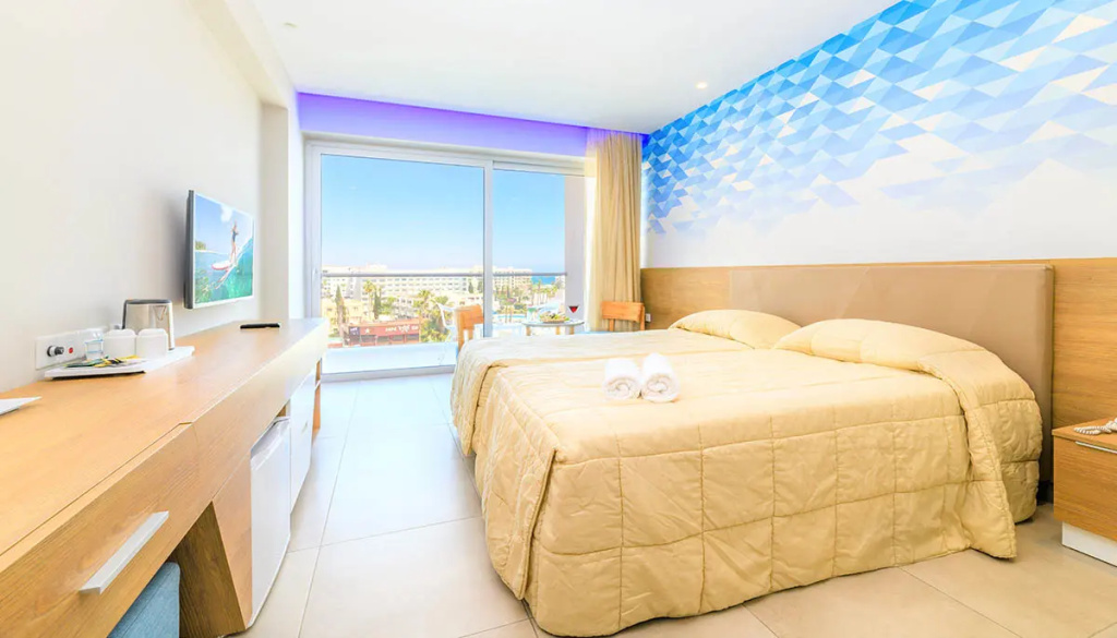 Deluxe room with inland view