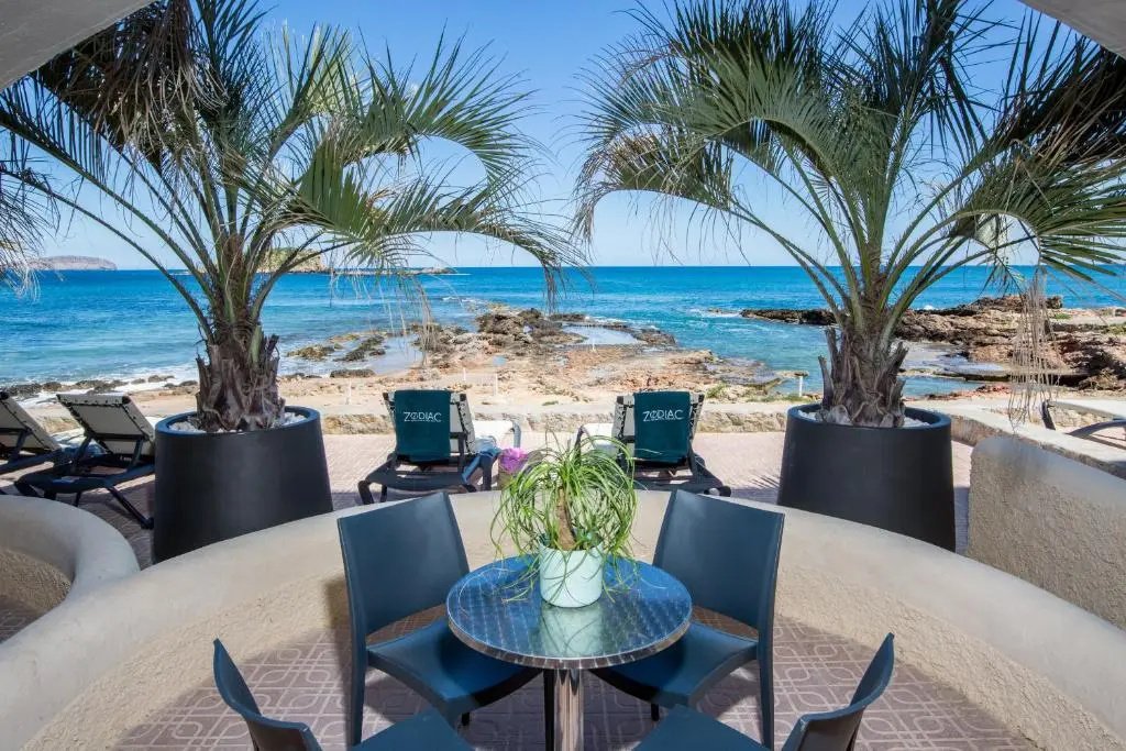 1 Bedroom Premium Basement Apartment with sea view
