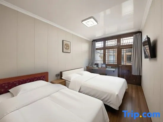 Standard Family room with courtyard view