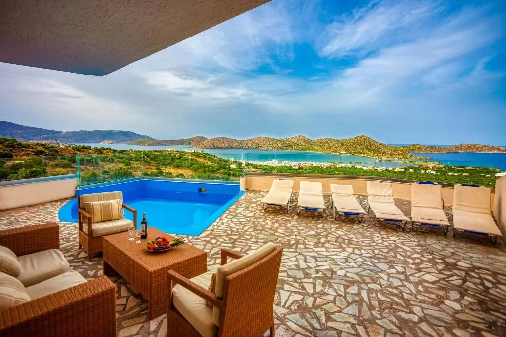 2 Bedrooms Villa