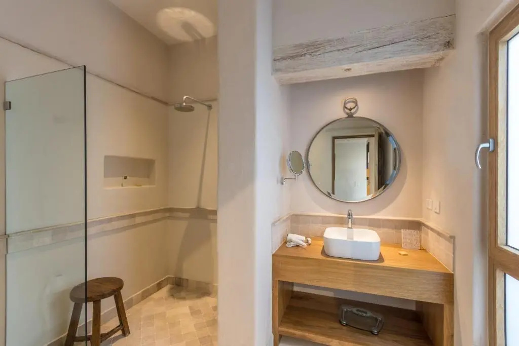 Deluxe Double room (full double bed)