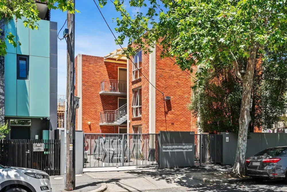 Convenient Apartment in Heart of Carlton