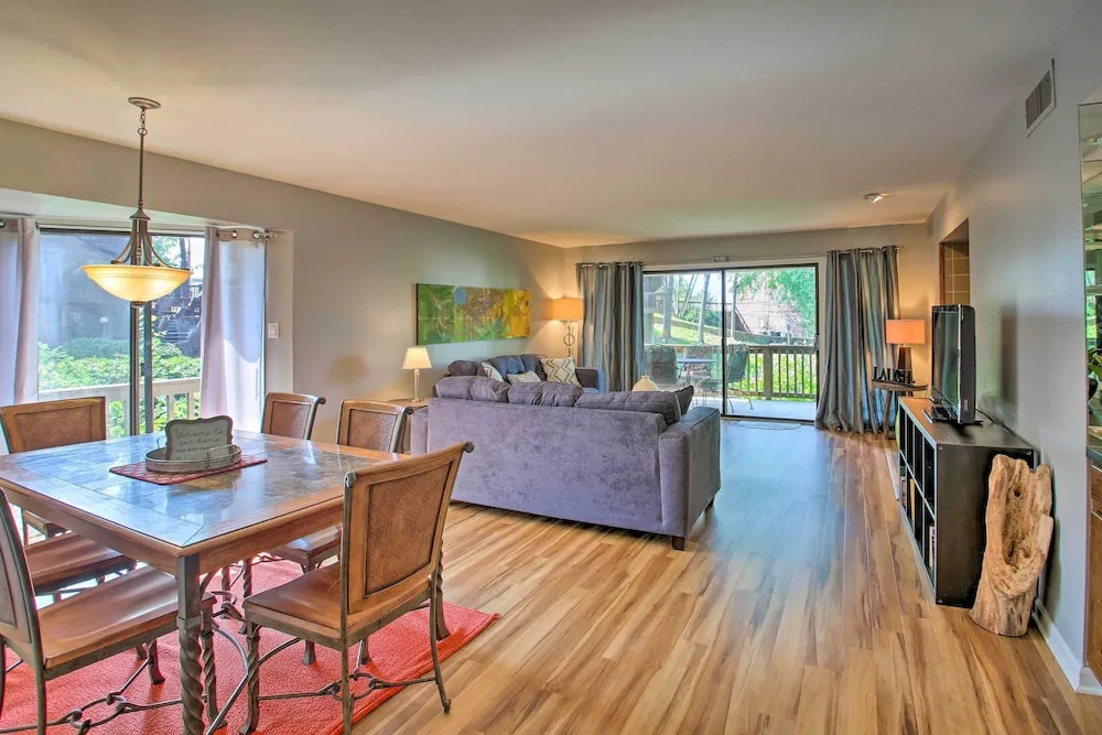 Lake-view Balcony: Sunny Hot Springs Condo! — фото 5