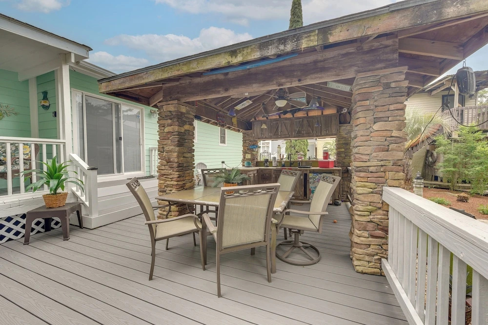 1 Mi to Ocean Isle Beach! Studio w/ Outdoor Oasis