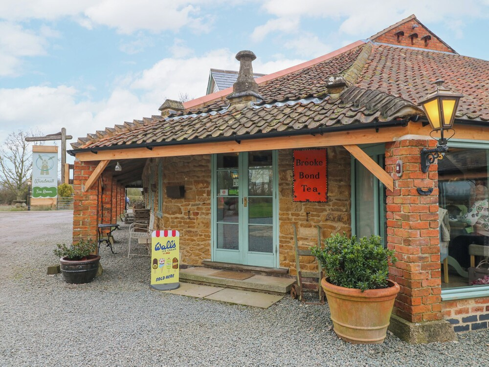 The Oak Room - Windmill Country Retreats