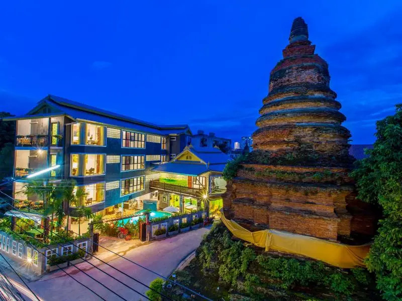 標準四人家庭房，設有露台及雙人床