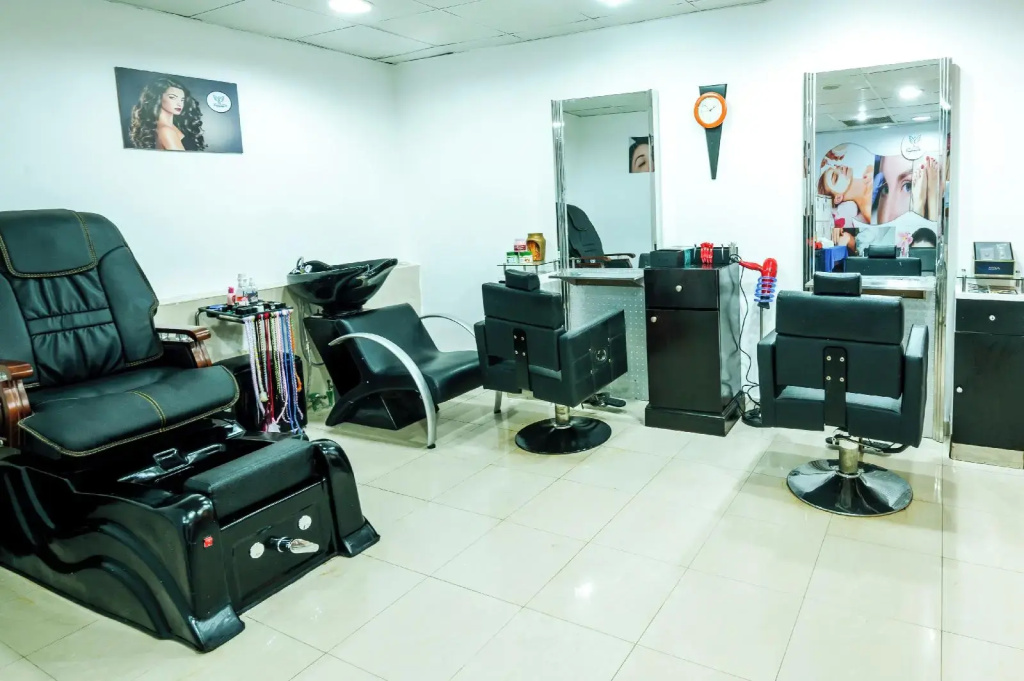 Xperience St. George Homestay: A bright salon with styling chairs, mirrors, and a shampoo station.