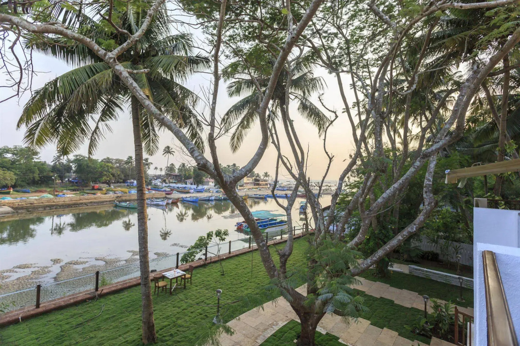 Acron Waterfront Resort - фото 19
