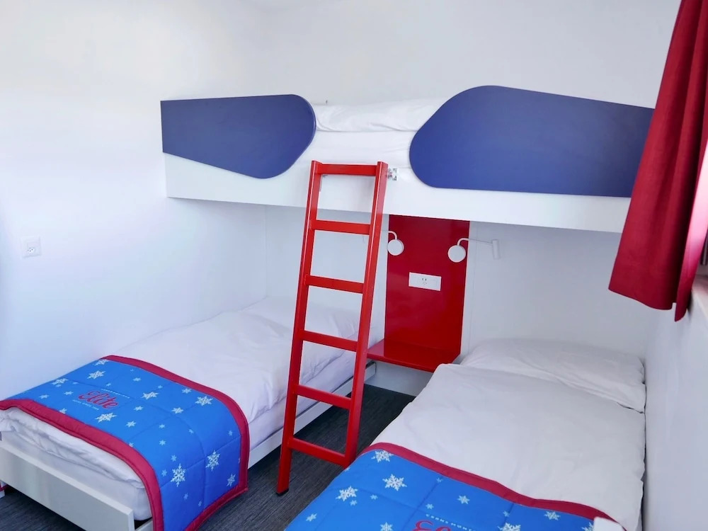 標準的三人家庭房，配有陽台和山景單人床。