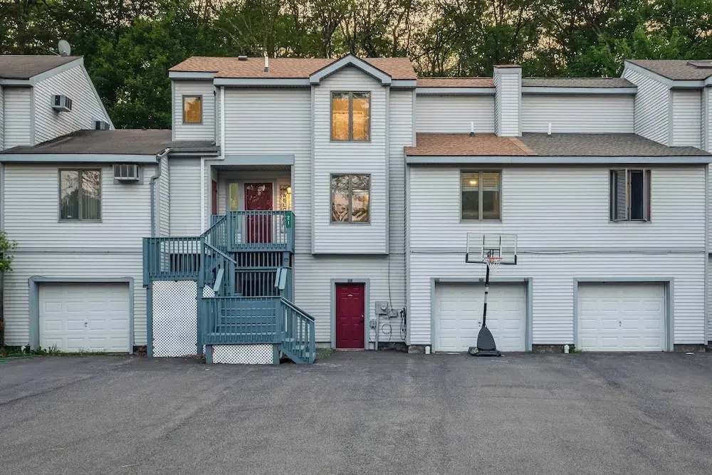 Lakeside Haven Ping Pong, Fire Pit & Mins to Big Boulder & Lake Harmony