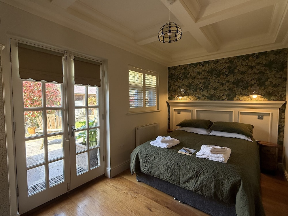 Classic Double room with garden view (full double bed)