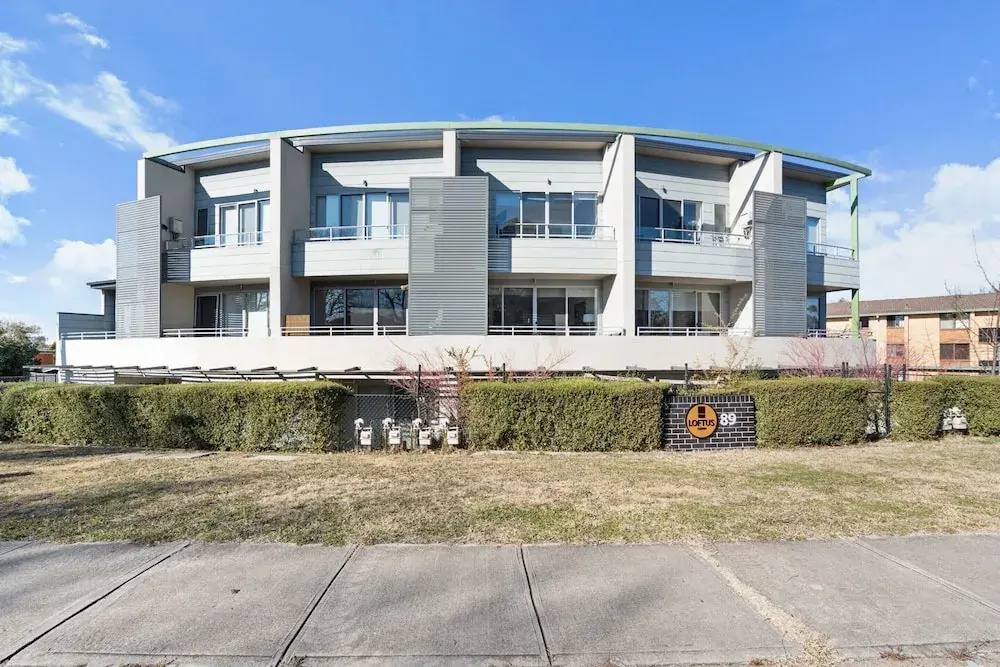 Stylish Curtin Stay With Balcony Views