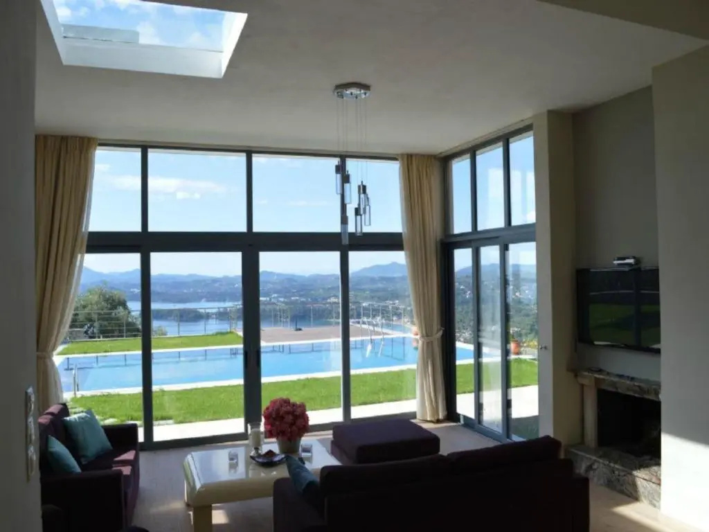 5 Bedrooms Villa