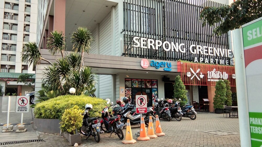 Minimalist Studio Room At Serpong Greenview By Travelio