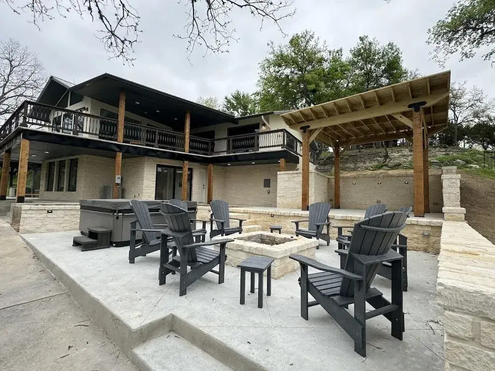 Luxury Riverfront Villa With Firepit & Gameroom!
